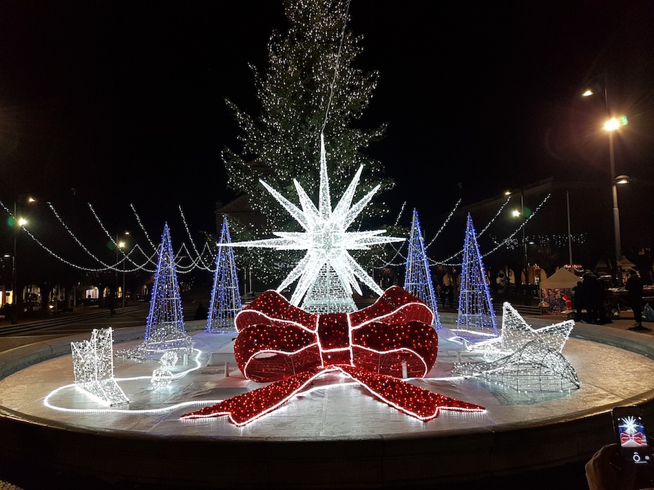 Addobbi Natalizi Stradali.Noleggio Luminarie A Led Natalizie Addobbi Luminosi X Edifici E Citta